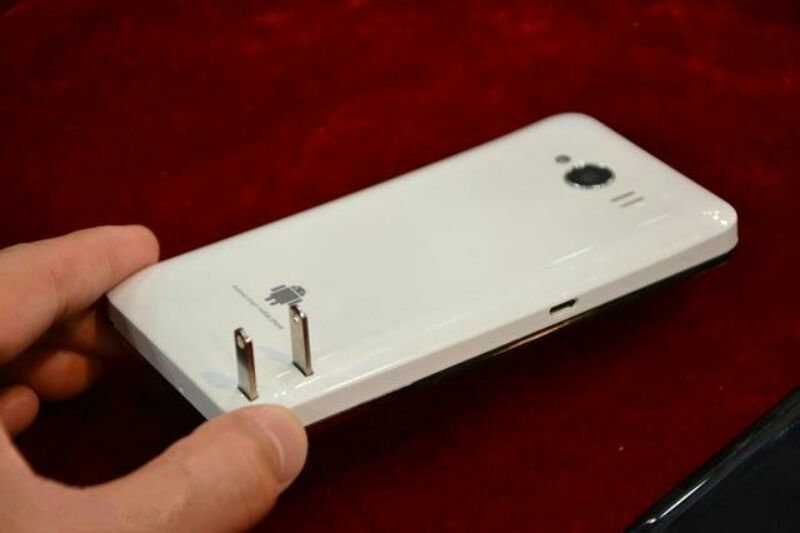 Mobile phone with charging plug in Huaqiangbei electronic market-1