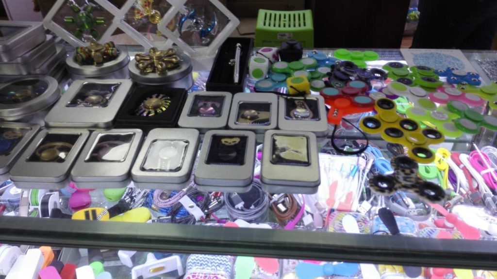 Finger spinners in Mingtong phone accessories market