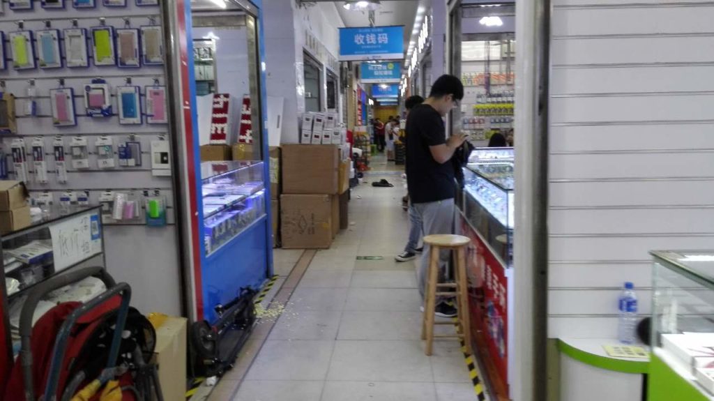 Shops in Mingtong phone accessories markets-3