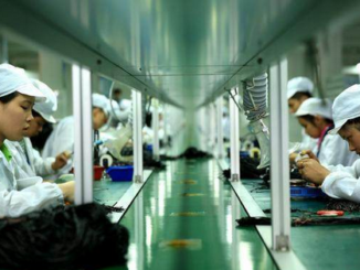 Workers in China mobile phone factory-1