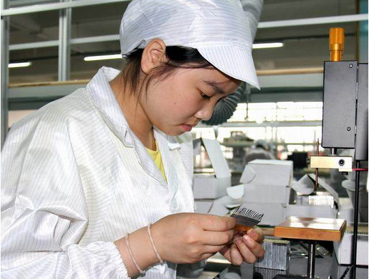 Workers in China mobile phone factory-1