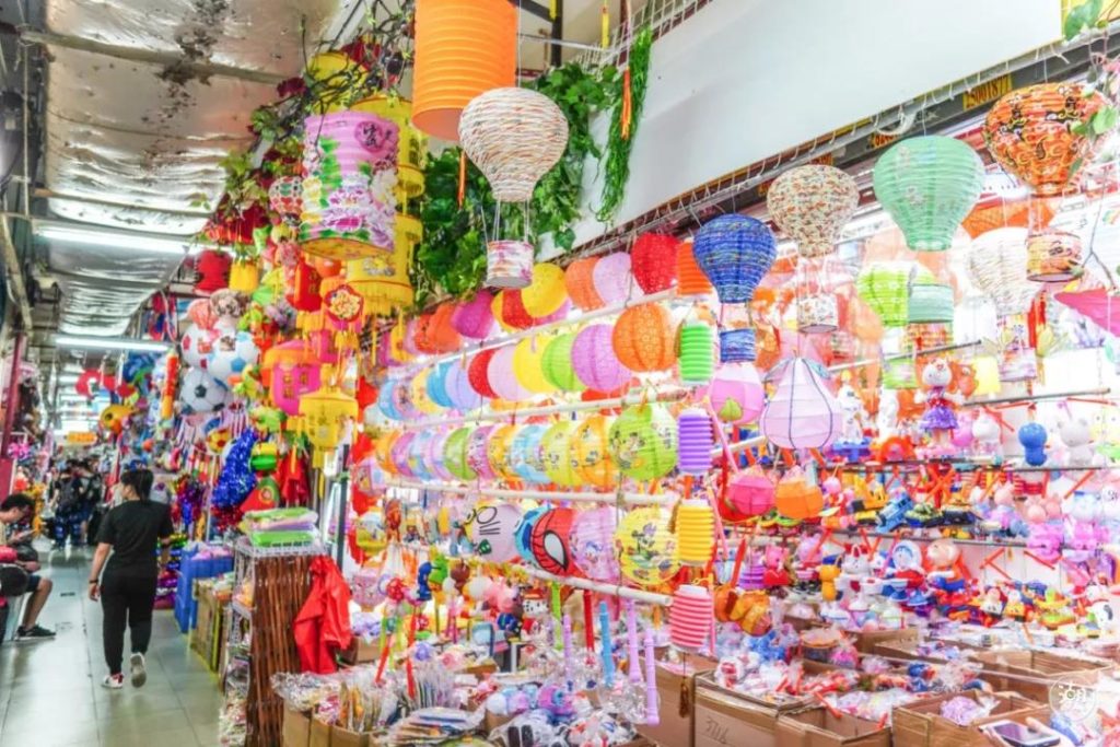 Shop Selling Chinese Lanterns in Sungang Art & Craft City